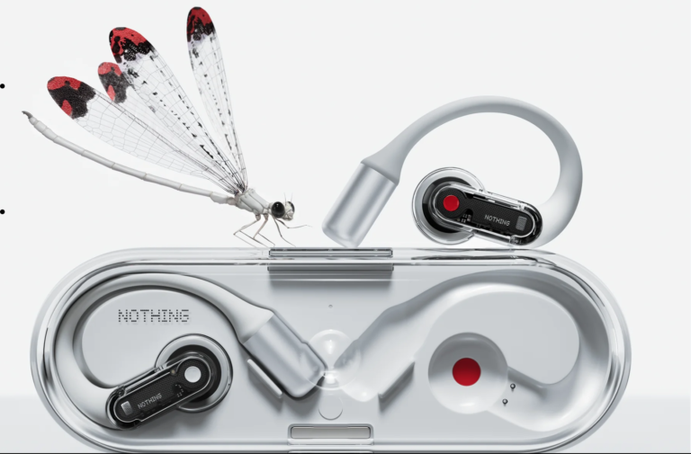 Les écouteurs sans fil Nothing Ear et leur boîtier transparent, avec une libellule posée dessus.