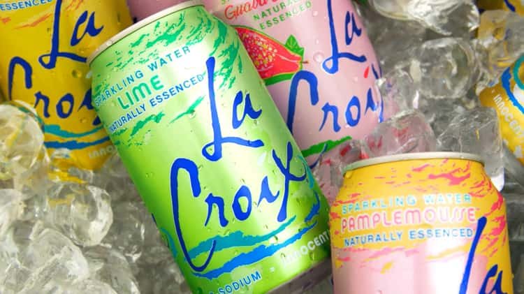 La Croix : l’eau gazeuse au succès fulgurant grâce à son design rétro et son marketing d’influence