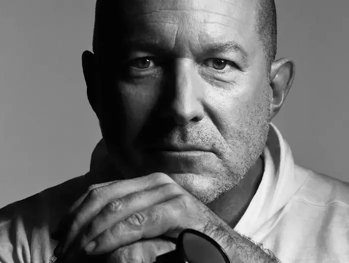 Portrait de Jony Ive dans une salle d'exposition au British Museum, debout près d'une œuvre d'art minimaliste.